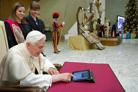 Ensimmäinen twiittava paavi oli nykyisen paavin edeltäjä Benedictus XVI. Hän julkaisi ensimmäisen twiittinsä 12. joulukuuta 2012.