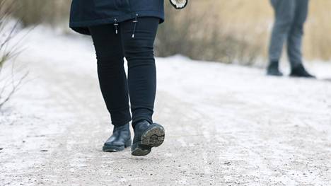 Asiantuntijat neuvovat kahdeksan pientä arjen tekoa, jotka parantavat jaksamista huomattavasti – Toimittaja testasi, miten päivittäinen kävelylenkki vaikuttaa hyvinvointiin