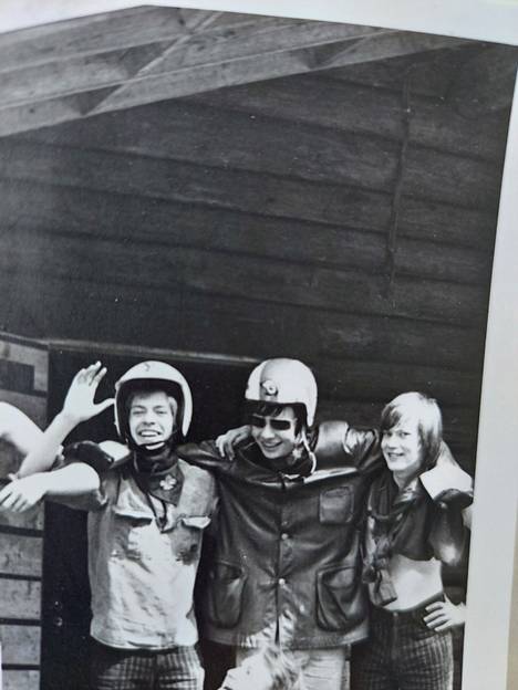 In the 70s, Markku Lehmuskallio (in the middle) expressed his support for the mole by pasting a sticker representing it on his scooter helmet.