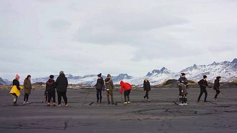 Islantilaisessa Djúpivogurin kaupungissa äidinkielen ja biologian tunnit yhdistetään kävelyretkellä, jonka aikana keskustellaan ja kerätään roskia.
