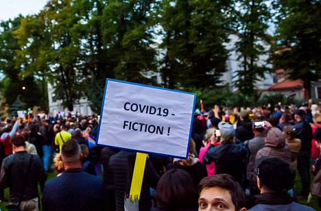 Koronavirustilanne on vaikea Latviassa. Samalla maassa on järjestetty mielenosoituksia koronavirusrajoituksia vastaan, muun muassa 18. elokuuta.