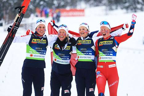 Norja voitti kultaa naisten viestissä. Joukkueessa hiihtivät Tiril Udnes Weng, Astrid Øyre Slind, Ingvild Flugstad Østberg ja Anne Kjersti Kalvå.
