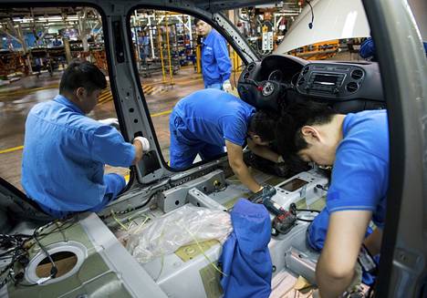 Volkswagenin tehtaan työntekijöitä Shanghaissa vuonna 2015.