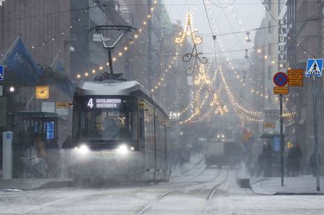 Aapeli-myrskyn aiheuttama lumimyräkkä aiheutti runsaasti poikkeustiloja ratikkaliikenteessä Helsingissä 2. tammikuuta 2019.