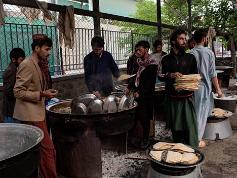 Ilmaisia leipiä jaetaan ennen paaston keskeyttävää iftar-illallista Wazir Akbar Khanin moskeijassa Kabulissa.