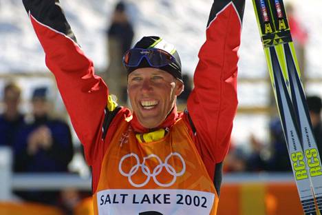 Johann Mühlegg juhli 30 kilometrin olympiakultaa, mutta myöhemmin hän menetti mitalin dopingkäryn takia.