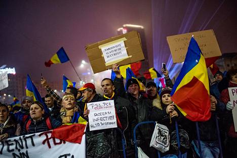Mielenosoittajat jatkoivat täysin palkein sunnuntai-iltana Bukarestissa.