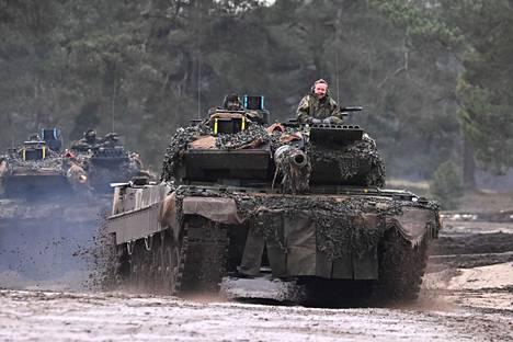 Saksan puolustusministeri Boris Pistorius kuvattiin Ukrainaan lähetettäväksi suunnitellun Leopard-panssarivaunun kyydissä Augustdorfissa helmikuun alussa.