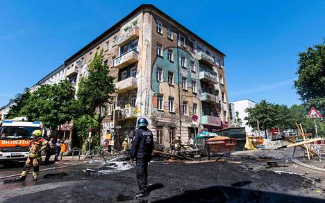 Kuvassa Rigaer Straßen ja Liebigstraßen kulmauksessa sijaitseva Liebig 34, jonka poliisi yritti tyhjentää lokakuussa ja joka myös vallattiin 30 vuotta sitten. Keskiviikkona kymmeniä poliiseja loukkaantui toisessa, Rigaer 94 -nimisessä vallatussa rakennuksessa syntyneissä mellakoissa. 