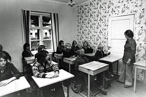 Risuniity school has "dense atmosphere": there are twenty children in a twenty-square-meter room, sometimes more. You can't open the door if you don't pile up the desks on the other wall. A sudden departure, for example, to run away from a fire, is not possible.