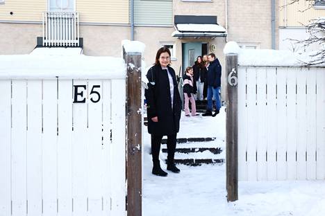 Sanna Tyry sekä Jani, Moona (musta takki), Hilla (valk takki) ja Eedit Rantala kotonaan Etelä-Leppävaarassa.