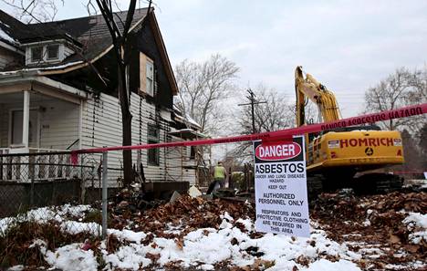 Kyltissä varoitettiin asbestivaarasta, kun taloa purettiin Detroitissa vuonna 2015.