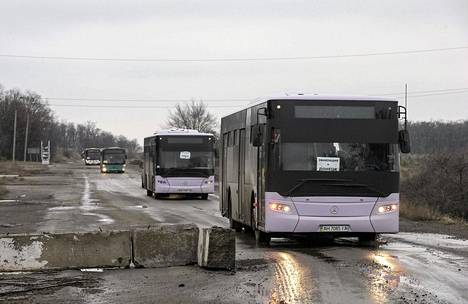 Debaltseven kylän siviiliväestöä evakuoitiin torstaina busseilla.