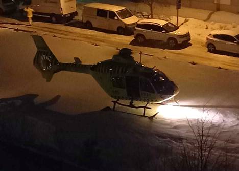 Lääkintähelikopteri Espoon Kilon-aseman lähellä.