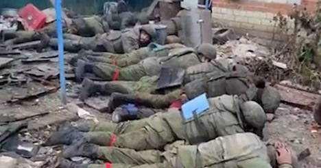 Pysäytyskuva videolta, jonka kerrotaan esittävän antautuneita venäläissotilaita ennen ampumisvälikohtausta.