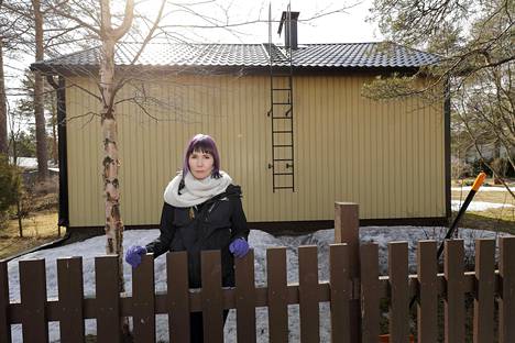 Janica Karastia harmittaa. Vuosi sitten ostetun kotitalon tontista lohkaistaan katutöiden takia yli 150 neliömetriä hintaan 20 euroa.