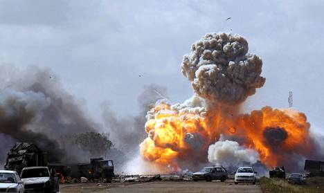 Libyan diktaattoria Muammar Gaddafia tukevien joukkojen ajoneuvoja räjähti liittoutuneiden pommi-iskussa Bengasiin johtavalla tiellä maaliskuussa 2011.