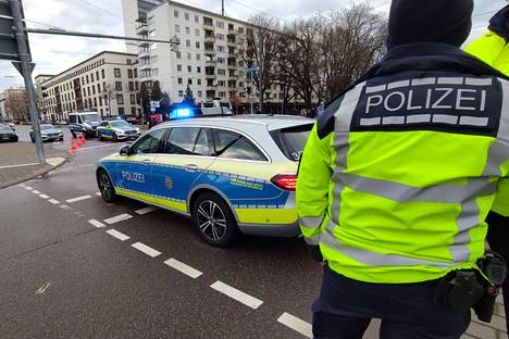 Poliisiautoja oli kadulla Karlsruhessa panttivankitilanteen vuoksi perjantaina.
