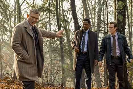 Murhamysteeriä ovat selvittelemässä Daniel Craigin (vas.) esittämä Benoit Blanc sekä poliisit Elliott (LaKeith Stanfield) ja Wagner (Noah Segan).
