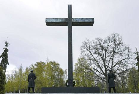 Sankariristi ja kunniavartio kaatuneiden muistopäivänä Hietaniemen sankarihautausmaalla Helsingissä 17. toukokuuta 2020. 