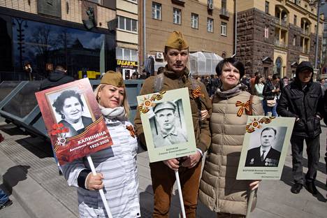 Olga Kalinina, Vasili Ledrov ja Jelena Ledrova halusivat kunnioittaa vanhempiensa muistoa voitonpäivän Kuolematon rykmentti -kulkueessa.
