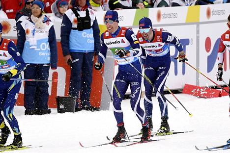 Iivo Niskasen ja Ristomatti Hakolan sprinttiviesti naulasi suomalaiset tv:n ääreen. Kaksikko sijoittui seitsemänneksi Hakolan kaaduttua ankkuriosuudella.