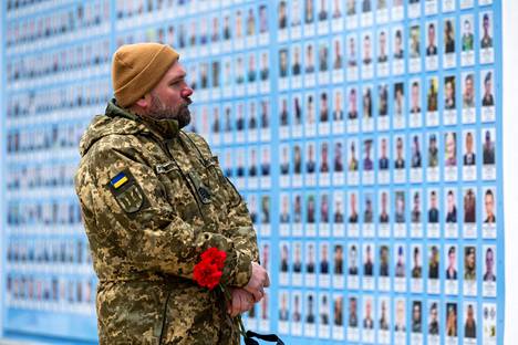 Ylikersantti Nazar Losjuk toi perjantaina neilikoita Kiovan keskustassa olevalle kaatuneiden muistoseinälle menetettyjen tovereiden muistoksi, kun Venäjän suurhyökkäyksen alkamisesta tuli kuluneeksi vuosi. 