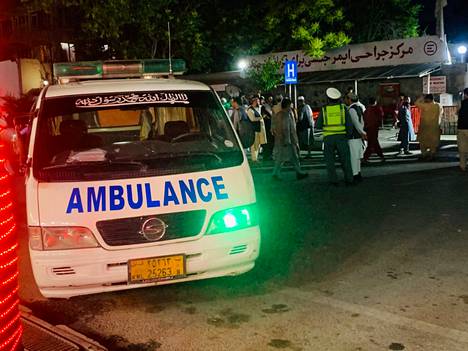 Ambulanssi sairaalan edessä Kabulissa, johon tuotiin viime perjantaina pommi-iskussa haavoittuneita ihmisiä. Yli 50 ihmistä sai surmansa moskeijaan tehdyssä pommituksessa.