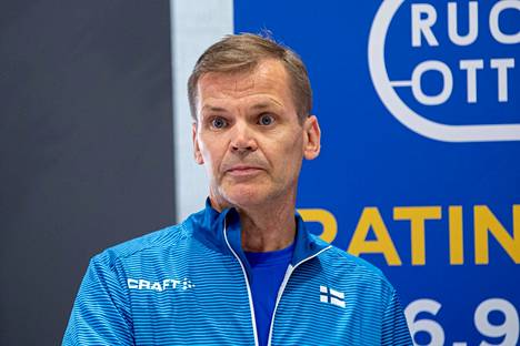 Kari Niemi-Nikkola on Opetus- ja kulttuuriministeriön ylitarkastaja. Kuva Ruotsi-ottelun mediatilaisuudesta syyskuulta 2020.