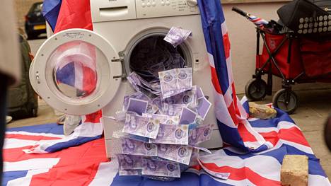 Kensington versus Dirty Money -kampanjan kuvastoa. Kampanjassa vastustettiin venäläisoligarkkeja, jotka ovat ostaneet tuhansia arvokiinteistöjä Lontoon Kensingtonista ja Chelseasta. 