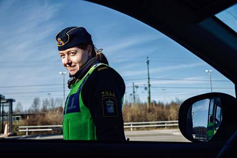 Ruotsin rajalla tulli tarkasti maahan Tanskasta tulevat ajoneuvot Tanskan rajasulun ensimmäisenä päivänä.