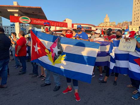 Kuuban hallinnon puolesta mieltään osoittavia ihmisiä Havannassa 17. heinäkuuta. 