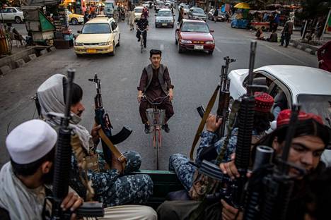 Äärijärjestö Talebanin taistelijat partioivat Kabulin kaduilla syyskuussa.