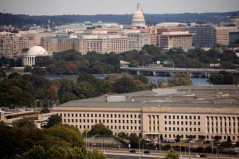 Yhdysvaltain puolustusministeriön kuuluisa viisikulmainen rakennus Pentagon sijaitsee Arlingtonissa Virginiassa.