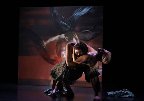 Koreografiassa Jouka Valkama ja Piia Komsi toistavat myös Caravaggion maalausten asetelmia.