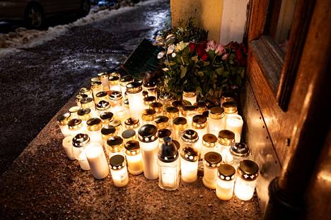 Kynttilöitä Helsingin Ullanlinnassa tapahtuneen henkirikoksen uhrin muistoksi joulukuussa.