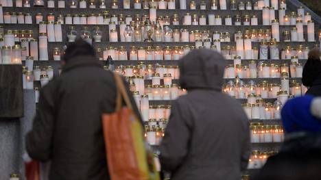 Ihmiset toivat kynttilöitä Hietaniemen hautausmaalle Helsingissä jouluaattona 24. joulukuuta 2017.