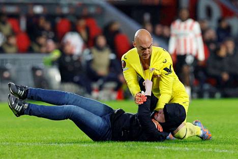 Sevillan maalivahti Marko Dmitrović taltutti kimppuunsa hyökänneen kannattajan.