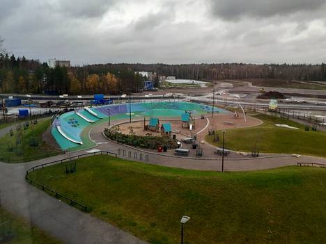 Liian hyvä” leikkipuisto sekoitti koko kaupunginosan – Helsingissä on  ”maltillisen autoilun” lähiö, jonka parkkikaaokselle ei näy loppua -  Helsinki 