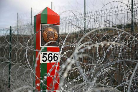 Bruzgin ja Kuźnican välisen rajanylityspaikan lähelle on pystytetty piikkilankaa. Valko-Venäjä vaatii EU:ta ottamaan vastaan 2 000 siirtolaista rajakriisin ratkaisemiseksi.