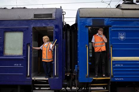 Junatyöntekijöitä Pokrovskissa Donetskin alueella 25. kesäkuuta. Juna kuljetti Itä-Ukrainan sota-alueilta evakuoituja siviilejä Dniprosta Lviviin.