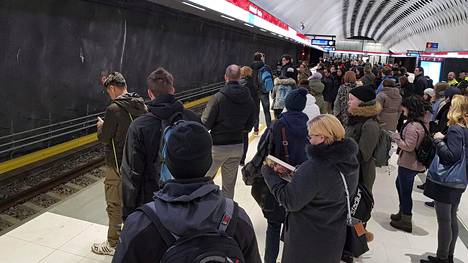 Metroliikenteessä jälleen myöhästymisiä – syynä JHL:n ylityökielto