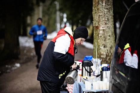 Anders Colliander harrastaa maratonien järjestämistä ja juoksemista. Hän vie 30–40 kertaa vuodessa Paloheinään pöydän, josta tarjoilee syötävää ja juotavaa juoksijoille.