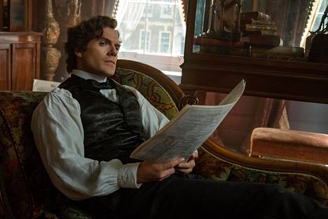 Cavill esittää Sherlock Holmesin hahmoa Netflixin suosituissa Enola Holmes -elokuvissa. 