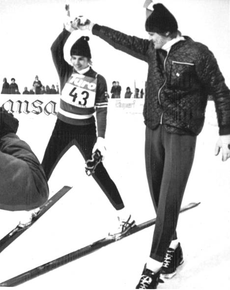 Tässä viedään kaksoisvoittajaa Kari Ylianttilaa. Tanssittajana seuratoveri Tauno Käyhkö, joka kaatui ensimmäisen pitkän hyppynsä ja siirtyi katsomon puolelle.