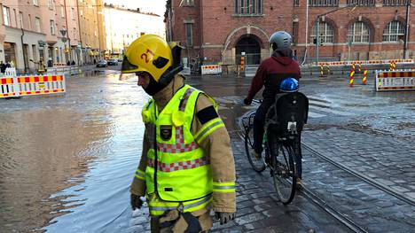 Kaivinkone halkaisi putken suurremontissa olevalla Hämeentiellä Helsingissä: Kadut lainehtivat ja Hakaniemen kauppahalliin tulvi vettä