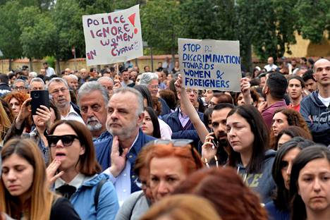 Kyproslaiset ovat arvostelleet poliisia sarjamurhatapauksen käsittelystä. Mielenosoittajat kokoontuivat presidentin palatsin edustalle 26. huhtikuuta kunnioittamaan uhrien muistoa maan pääkaupungissa Nikosiassa.