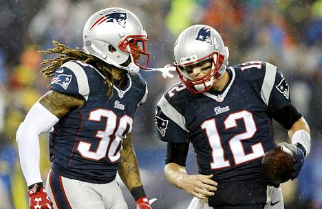 Tom Brady (oik.) riemuitsi joukkuetoverinsa Brandon Boldenin kanssa Patriotsin ottelussa Indianapolis Coltsia vastaan viime tammikuussa.