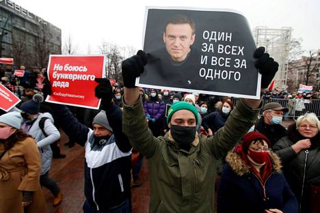 Aleksei Navalnyin tukija piti vangitun oppositiopoliitikon tukimielenosoituksessa kylttiä, jossa luki ”Yksi kaikkien ja kaikki yhden puolesta” Moskovassa tammikuussa 2021.