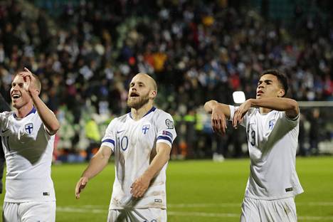 Rasmus Schüller (vas.), Teemu Pukki ja Pyry Soiri juhlivat Suomen 3–0-voittoa Armeniasta Turussa lokakuussa.